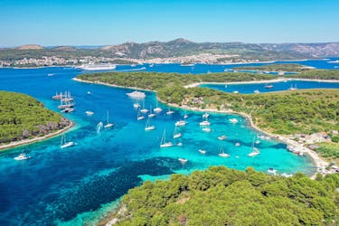 Tour privado en barco por las islas Trogir, la laguna Azul, Hvar y Pakleni desde Split